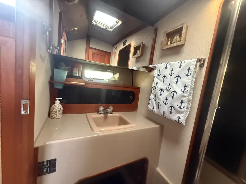 Slide: The Image of 1985 Bayliner 3870 Motoryacht 38 - 7836997
