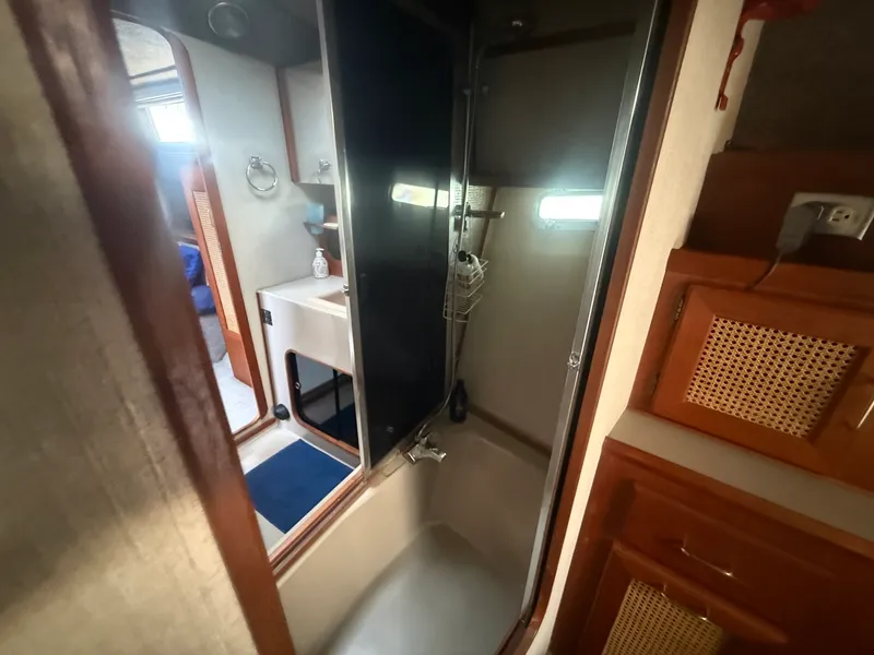 Slide: The Image of 1985 Bayliner 3870 Motoryacht 38 - 7837007