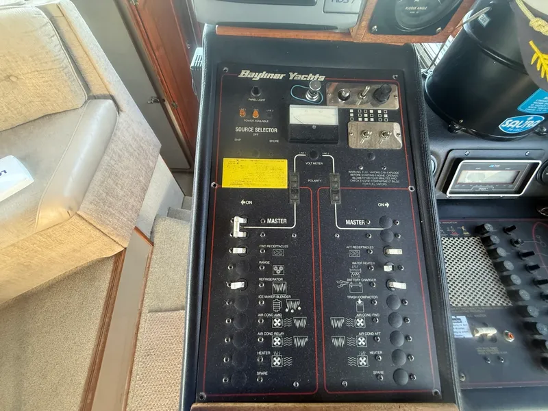 Slide: The Image of 1985 Bayliner 3870 Motoryacht 38 - 7836981