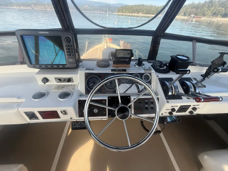 Slide: The Image of 1985 Bayliner 3870 Motoryacht 38 - 7836970