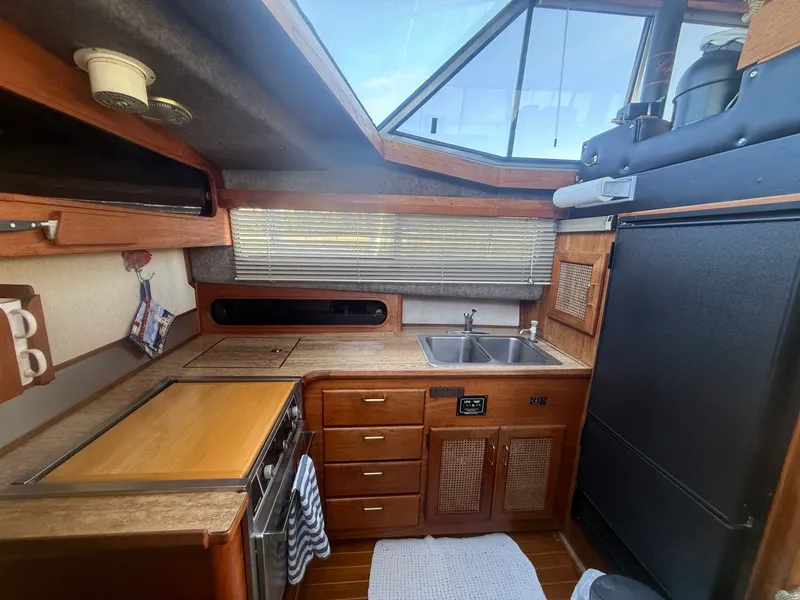 Slide: The Image of 1985 Bayliner 3870 Motoryacht 38 - 7836989