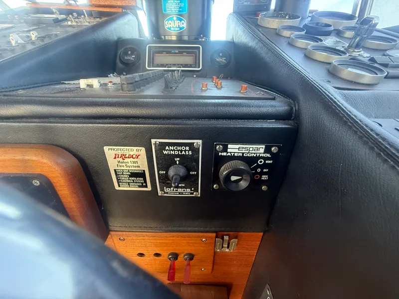 Slide: The Image of 1985 Bayliner 3870 Motoryacht 38 - 7836986