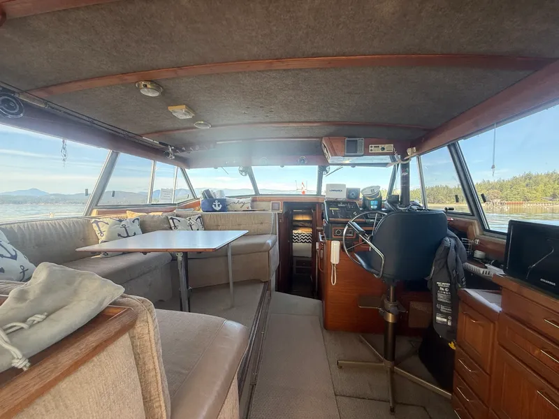 Slide: The Image of 1985 Bayliner 3870 Motoryacht 38 - 7836973