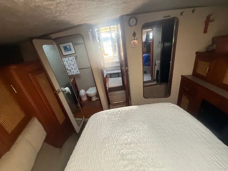 Slide: The Image of 1985 Bayliner 3870 Motoryacht 38 - 7837005