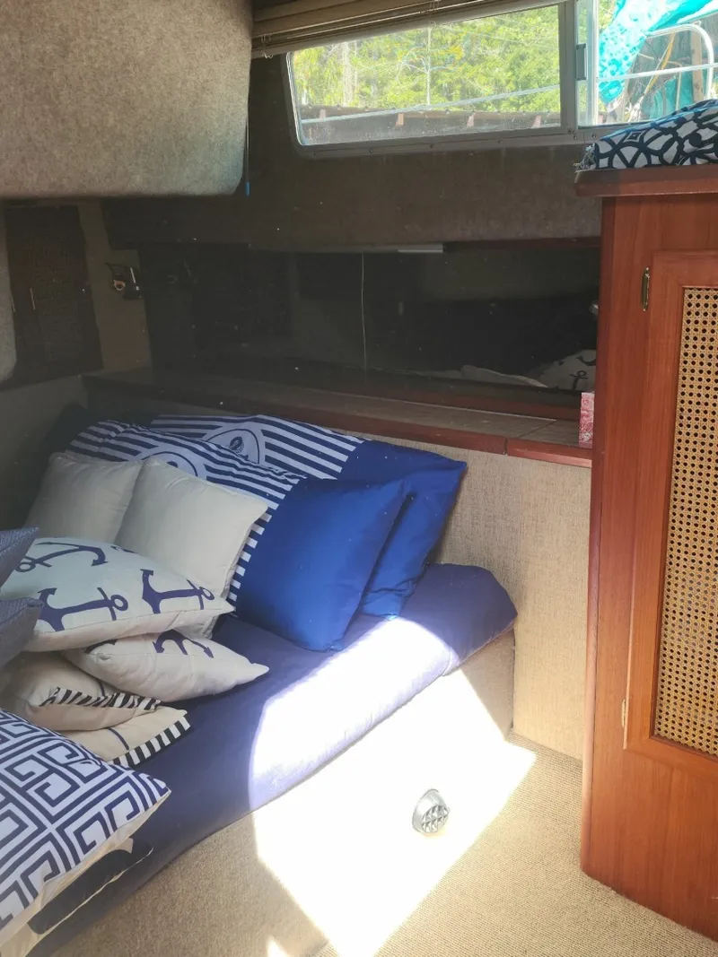 Slide: The Image of 1985 Bayliner 3870 Motoryacht 38 - 7836994