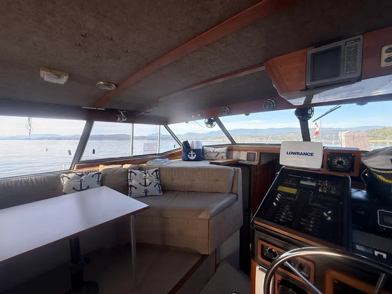 Slide: The Image of 1985 Bayliner 3870 Motoryacht 38 - 7836978