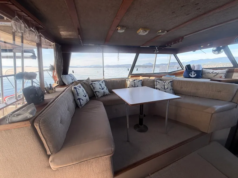 Slide: The Image of 1985 Bayliner 3870 Motoryacht 38 - 7836974