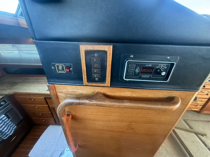 Slide: The Image of 1985 Bayliner 3870 Motoryacht 38 - 7836987