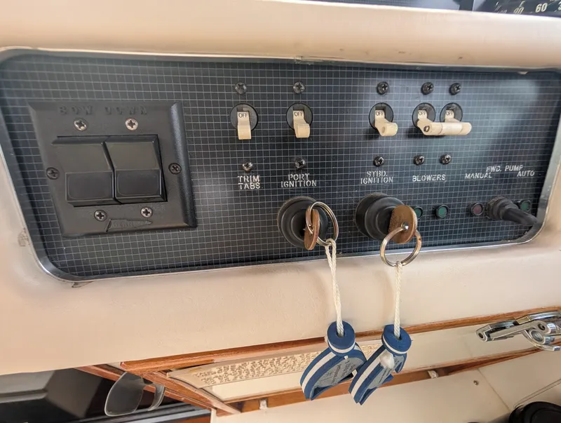 Slide: The Image of 1986 Sea Ray 300 Weekender 30 - 7837055