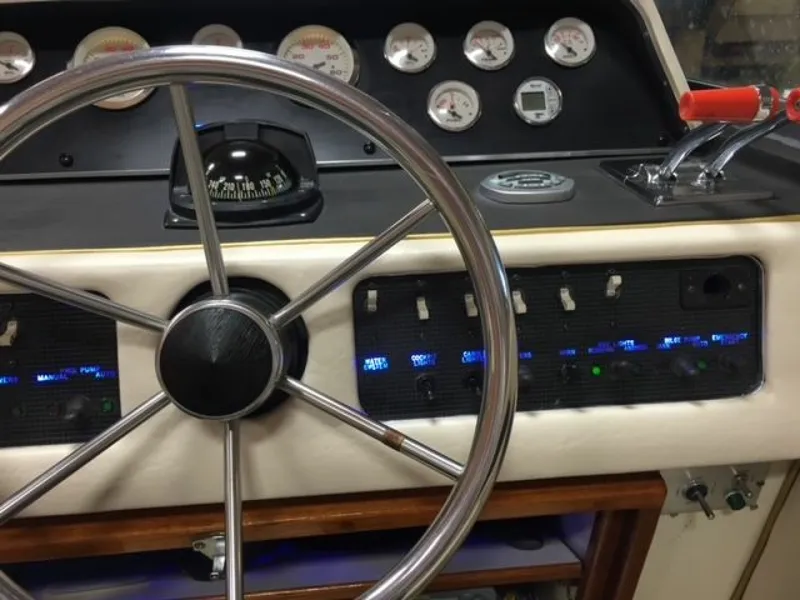 Slide: The Image of 1986 Sea Ray 300 Weekender 30 - 7837054