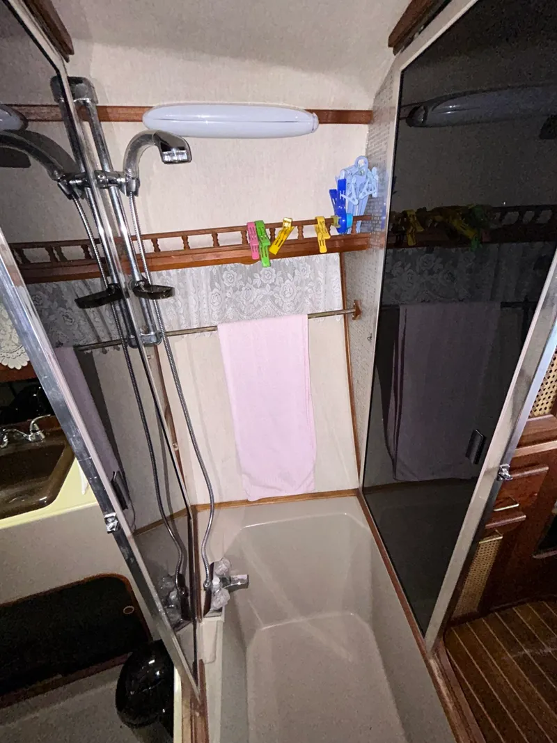 Slide: The Image of 1985 Bayliner  3870 - 7837348