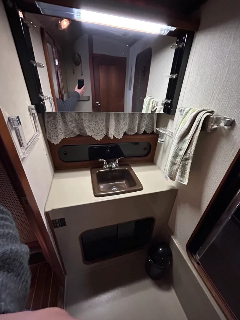 Slide: The Image of 1985 Bayliner  3870 - 7837346
