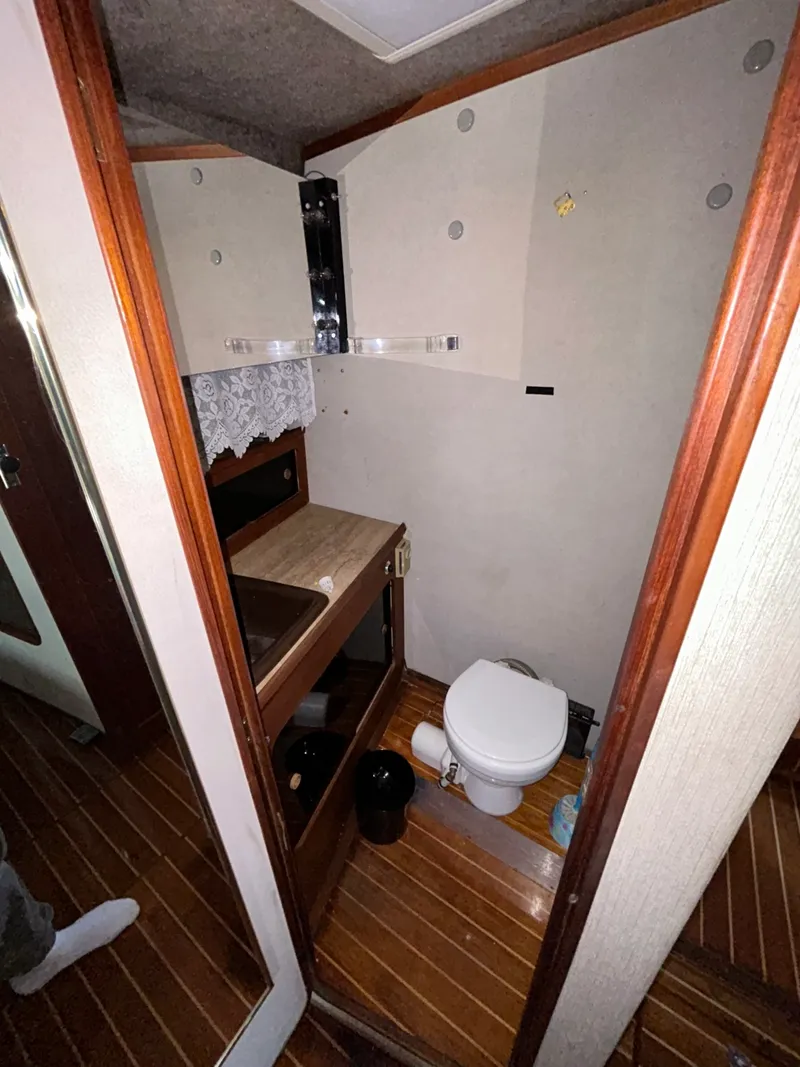 Slide: The Image of 1985 Bayliner  3870 - 7837344