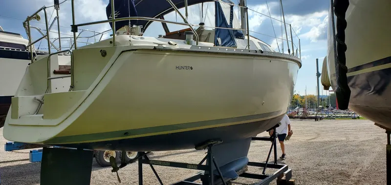 Slide: The Image of 1990 Hunter 28 - 7837404