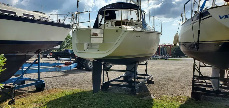 Slide: The Image of 1990 Hunter 28 - 7837403