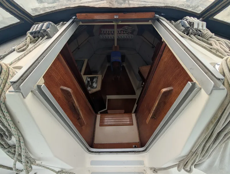 Slide: The Image of 1990 Hunter 28 - 7837376