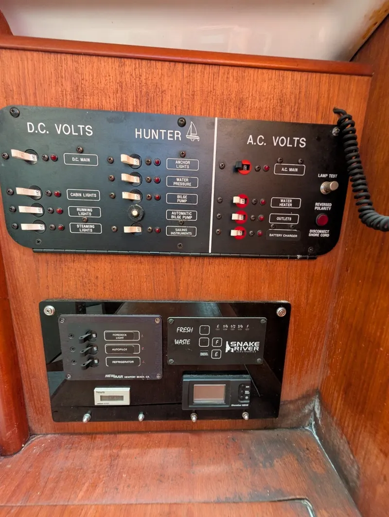 Slide: The Image of 1990 Hunter 28 - 7837394