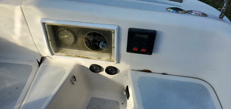 Slide: The Image of 1990 Hunter 28 - 7837374