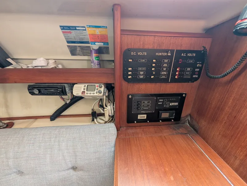 Slide: The Image of 1990 Hunter 28 - 7837393