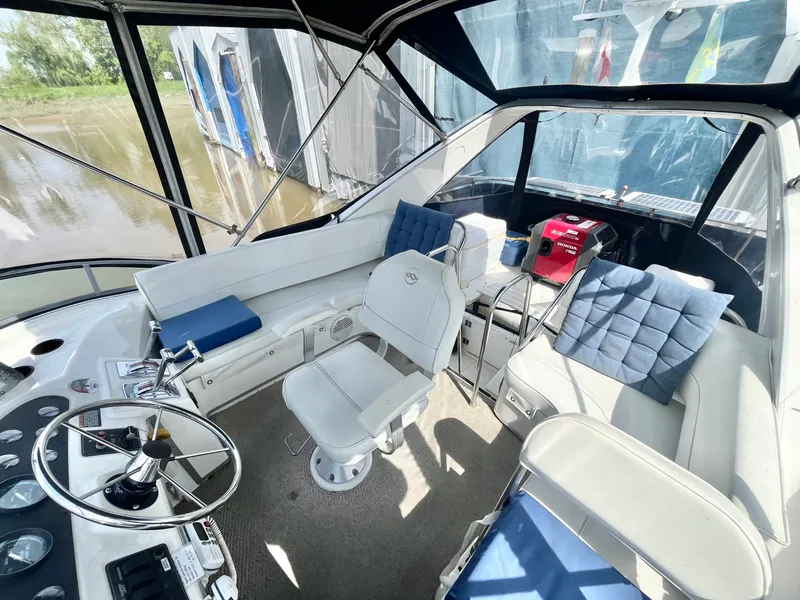 Slide: The Image of 2000 Bayliner 3388 - 7837613