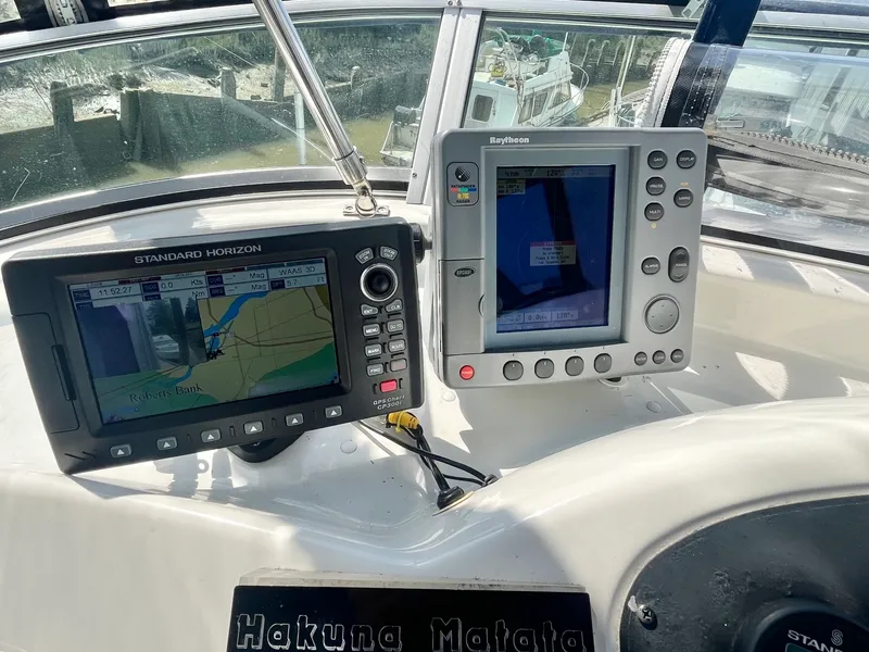 Slide: The Image of 2000 Bayliner 3388 - 7837616