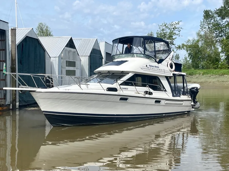 Slide: The Image of 2000 Bayliner 3388 - 7837590