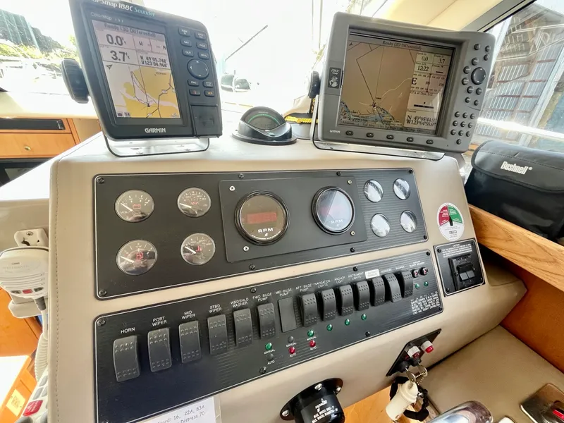 Slide: The Image of 2000 Bayliner 3388 - 7837606