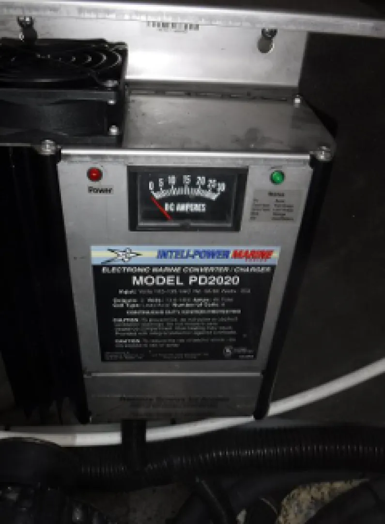 Slide: The Image of 2004 Rinker 2500 Fiesta Vee - 7837656