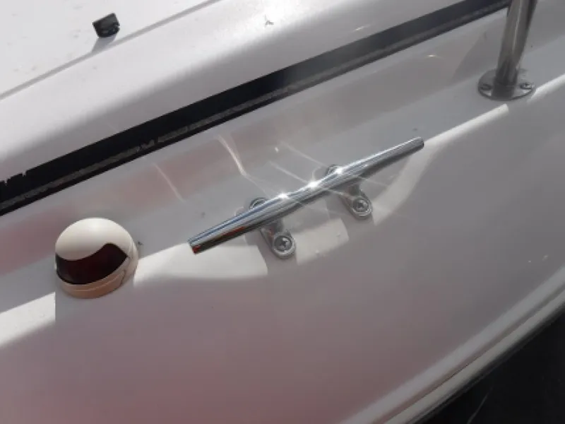 Slide: The Image of 2004 Rinker 2500 Fiesta Vee - 7837641