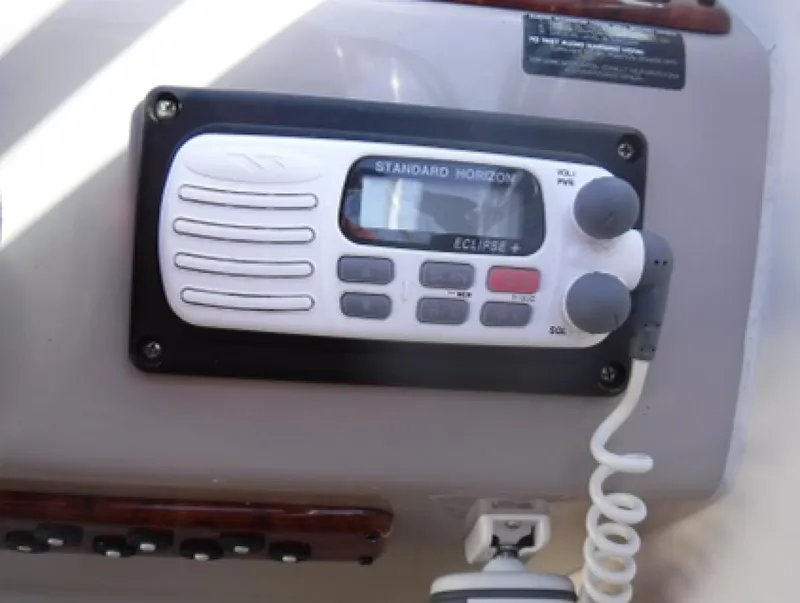 Slide: The Image of 2004 Rinker 2500 Fiesta Vee - 7837661