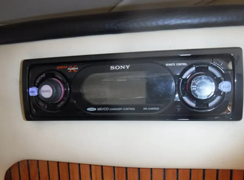 Slide: The Image of 2004 Rinker 2500 Fiesta Vee - 7837665