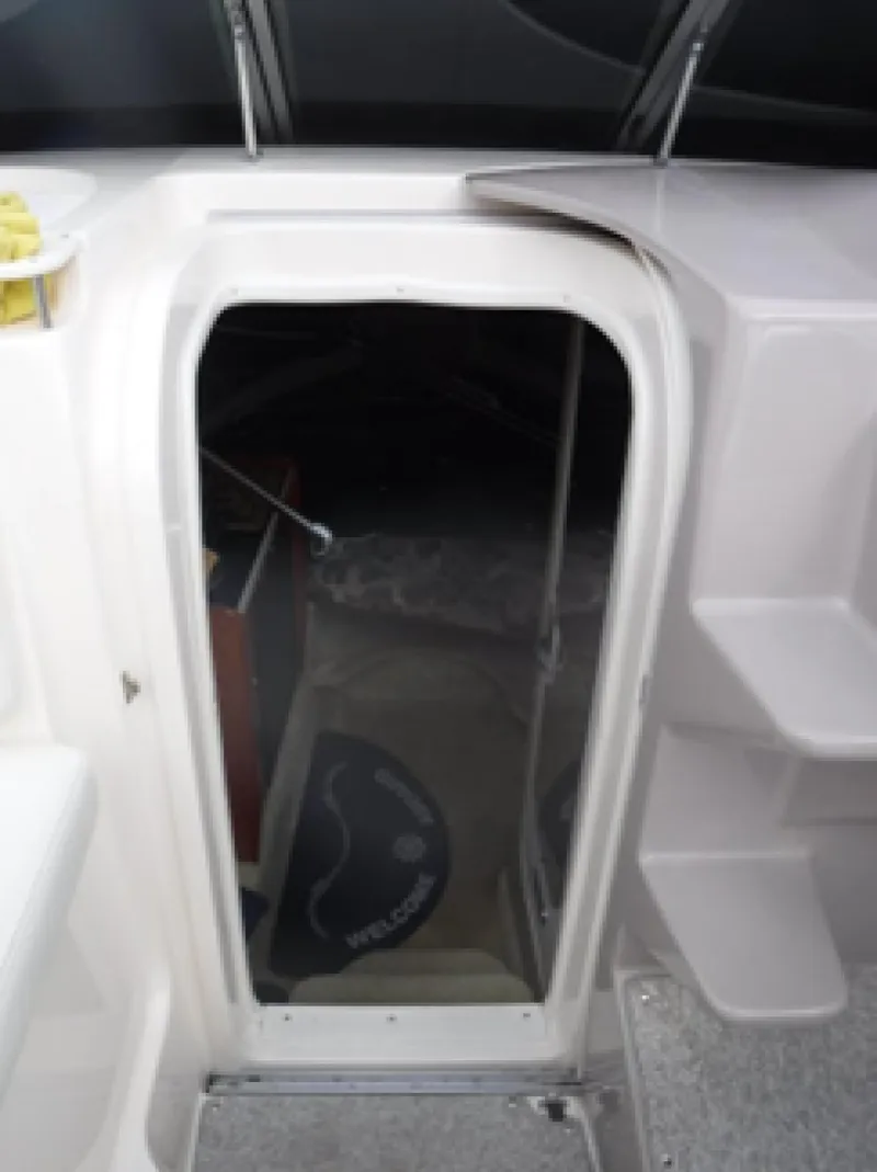 Slide: The Image of 2004 Rinker 2500 Fiesta Vee - 7837640