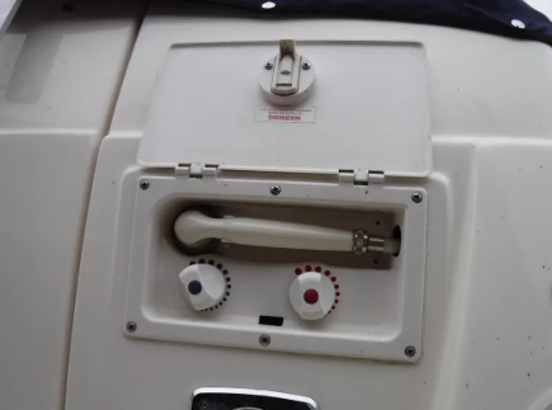 Slide: The Image of 2004 Rinker 2500 Fiesta Vee - 7837647