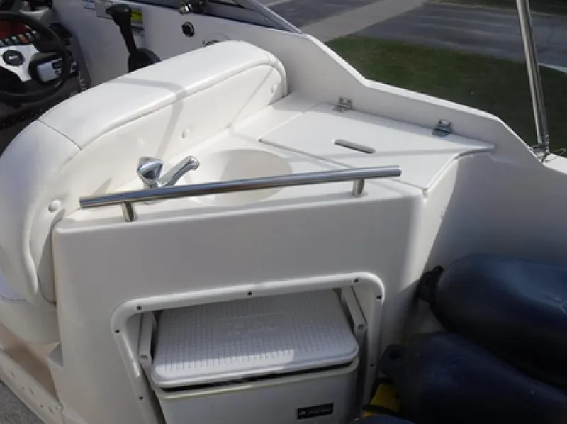 Slide: The Image of 2004 Rinker 2500 Fiesta Vee - 7837638