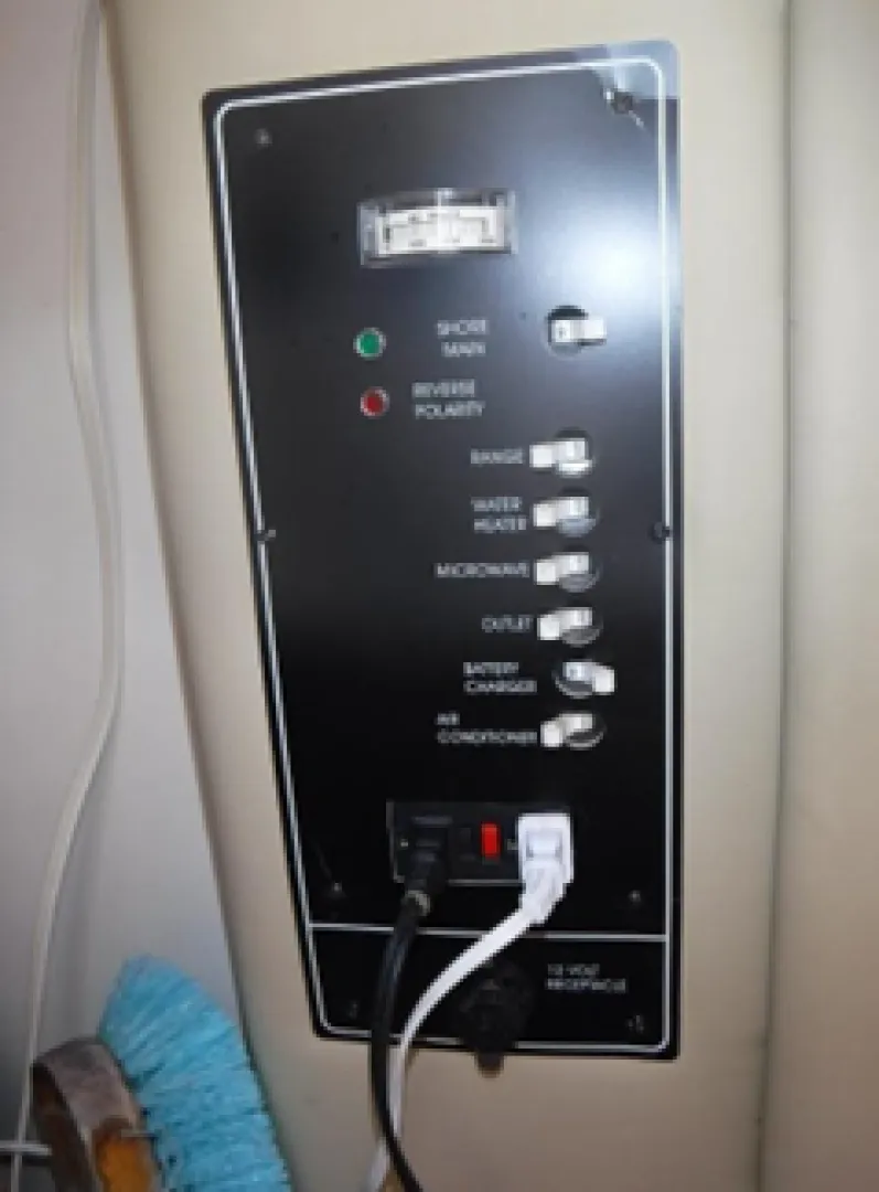 Slide: The Image of 2004 Rinker 2500 Fiesta Vee - 7837657