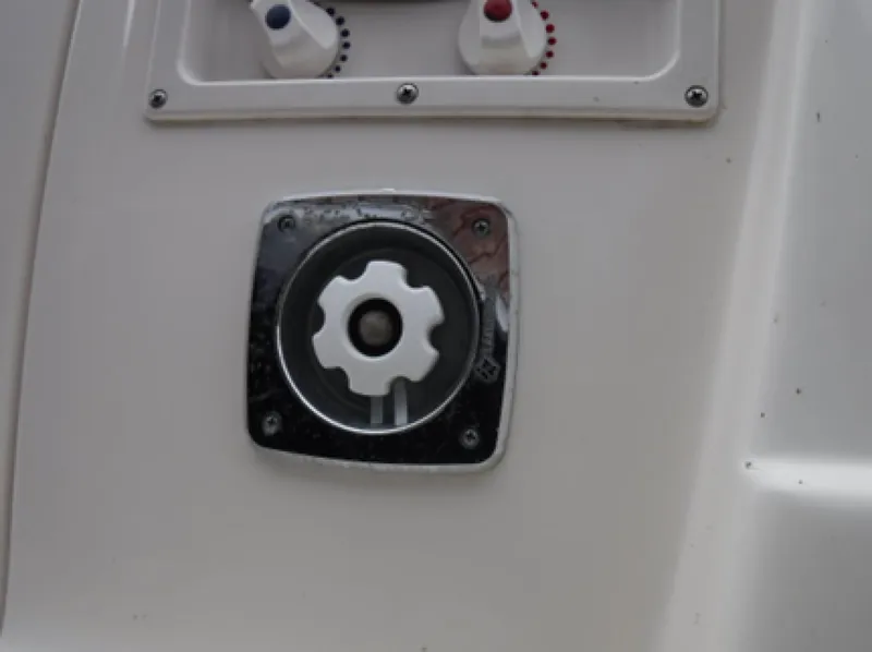 Slide: The Image of 2004 Rinker 2500 Fiesta Vee - 7837658