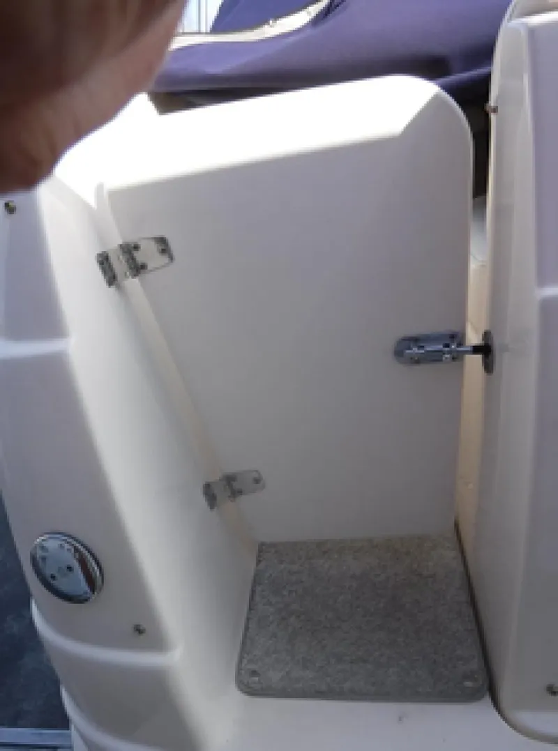 Slide: The Image of 2004 Rinker 2500 Fiesta Vee - 7837633