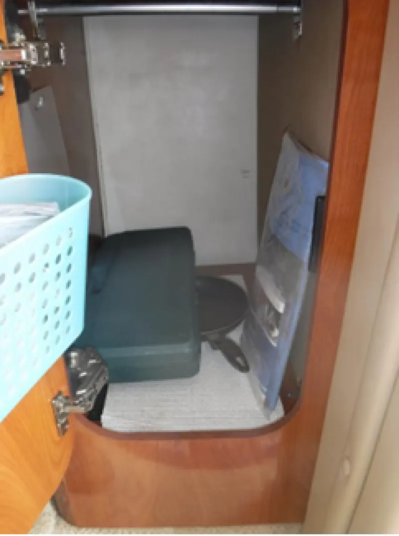 Slide: The Image of 2004 Rinker 2500 Fiesta Vee - 7837646