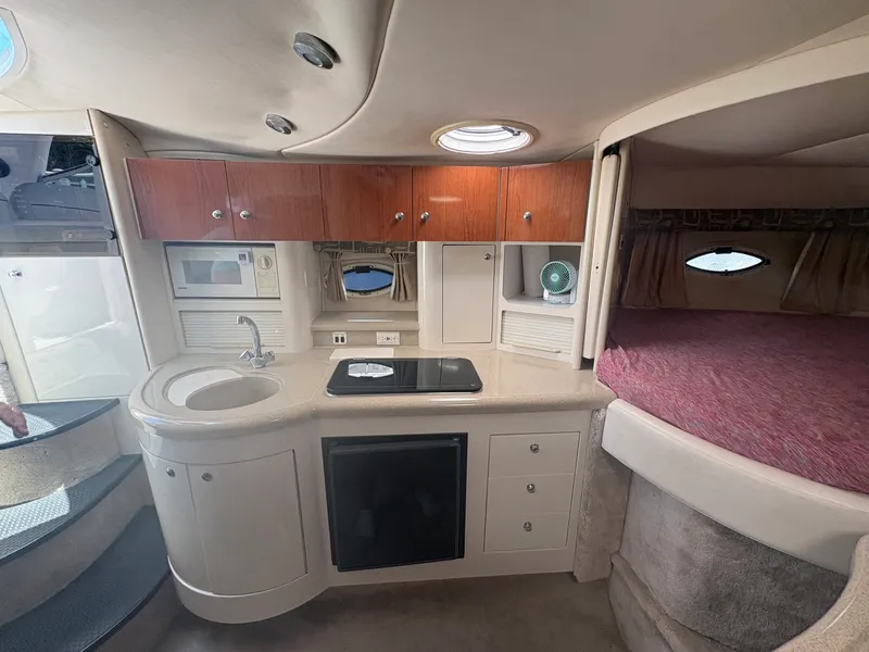 Slide: The Image of 2000 Monterey 322 Cruiser - 7837897
