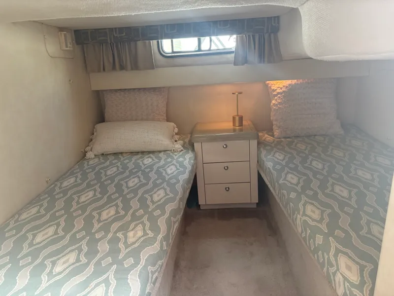 Slide: The Image of 2000 Monterey 322 Cruiser - 7837902