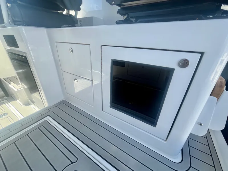 Slide: The Image of 2025 Commander 27 Sportfisher - 7838499