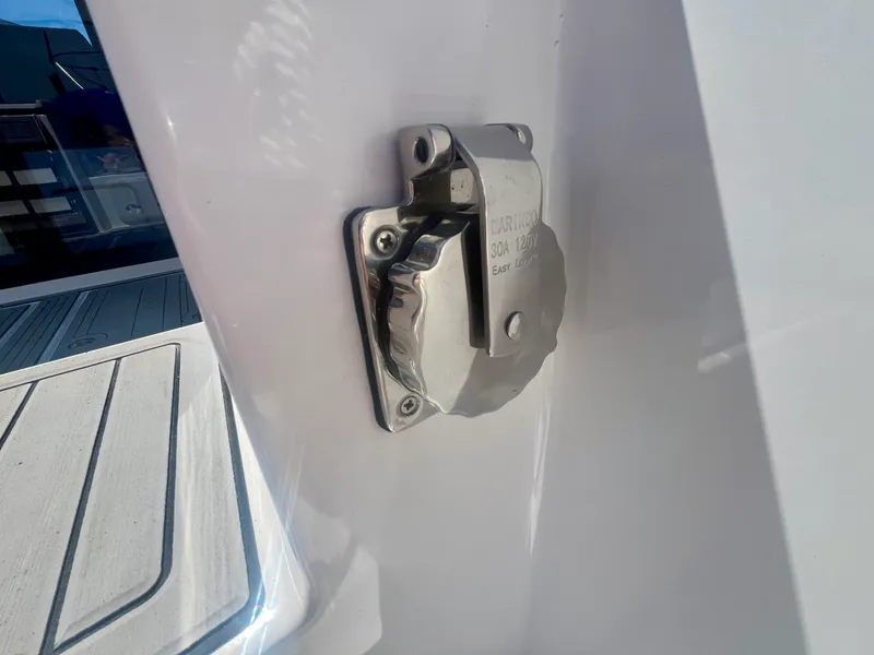 Slide: The Image of 2025 Commander 27 Sportfisher - 7838503