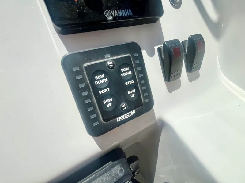 Slide: The Image of 2025 Commander 27 Sportfisher - 7838492