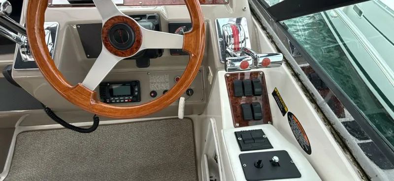 Slide: The Image of 1998 Bayliner 4085 Avanti - 7838807