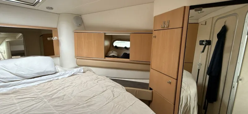 Slide: The Image of 1998 Bayliner 4085 Avanti - 7838825