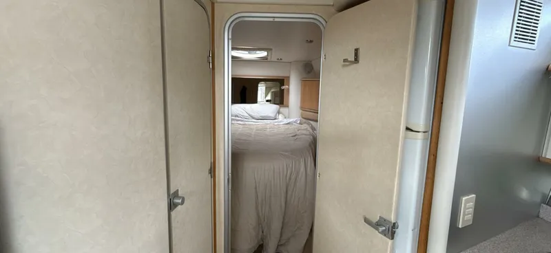 Slide: The Image of 1998 Bayliner 4085 Avanti - 7838823
