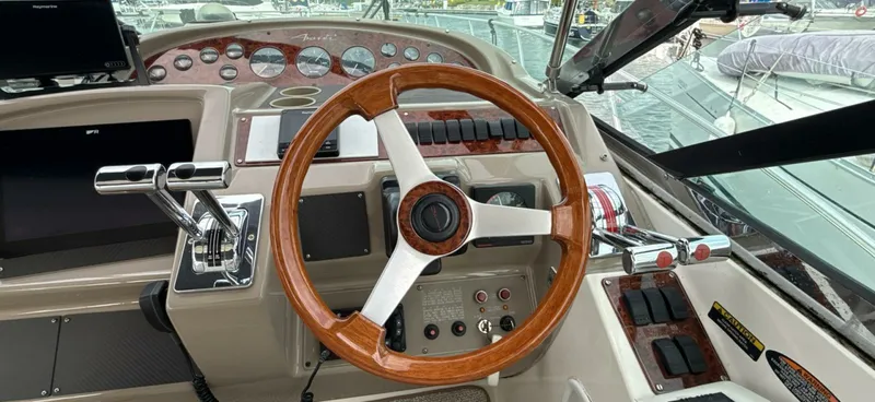 Slide: The Image of 1998 Bayliner 4085 Avanti - 7838804