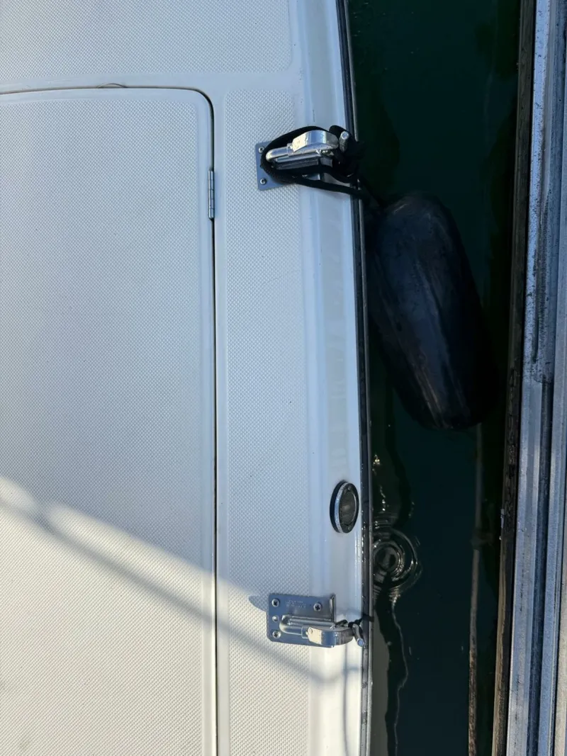 Slide: The Image of 1998 Bayliner 4085 Avanti - 7838778