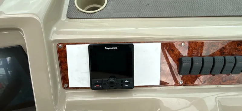 Slide: The Image of 1998 Bayliner 4085 Avanti - 7838800