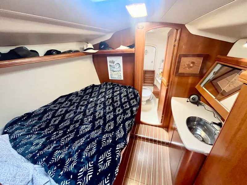 Slide: The Image of 2005 Hunter  41 Aft Cabin - 7839270